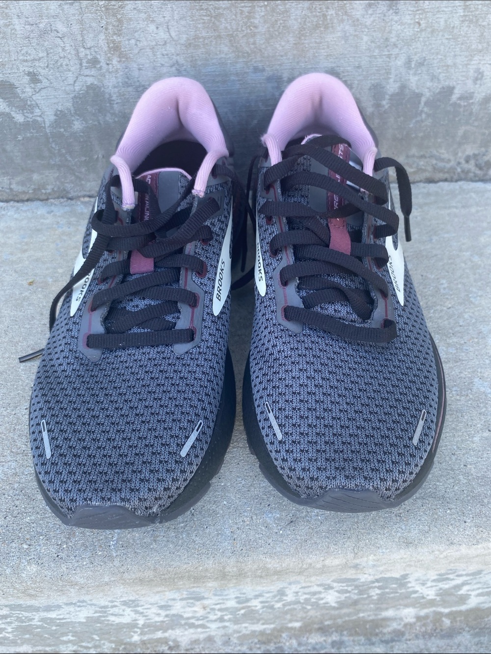 LIKE NEW BROOKS ADRENALINE GTS 22 SIZE 9 WOMEN BLACK/PINK - Picture 2 of 5